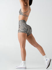 Base 4" Scrunch Shorts#colour_leopard-luxe