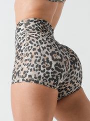 Base 4" Scrunch Shorts#colour_leopard-luxe